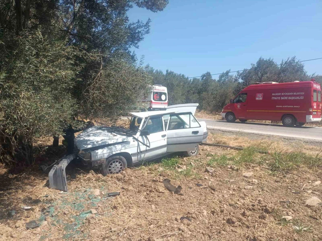 Balıkesir&rsquo;de otomobil zeytin ağacına &ccedil;arptı: 2 yaralı
