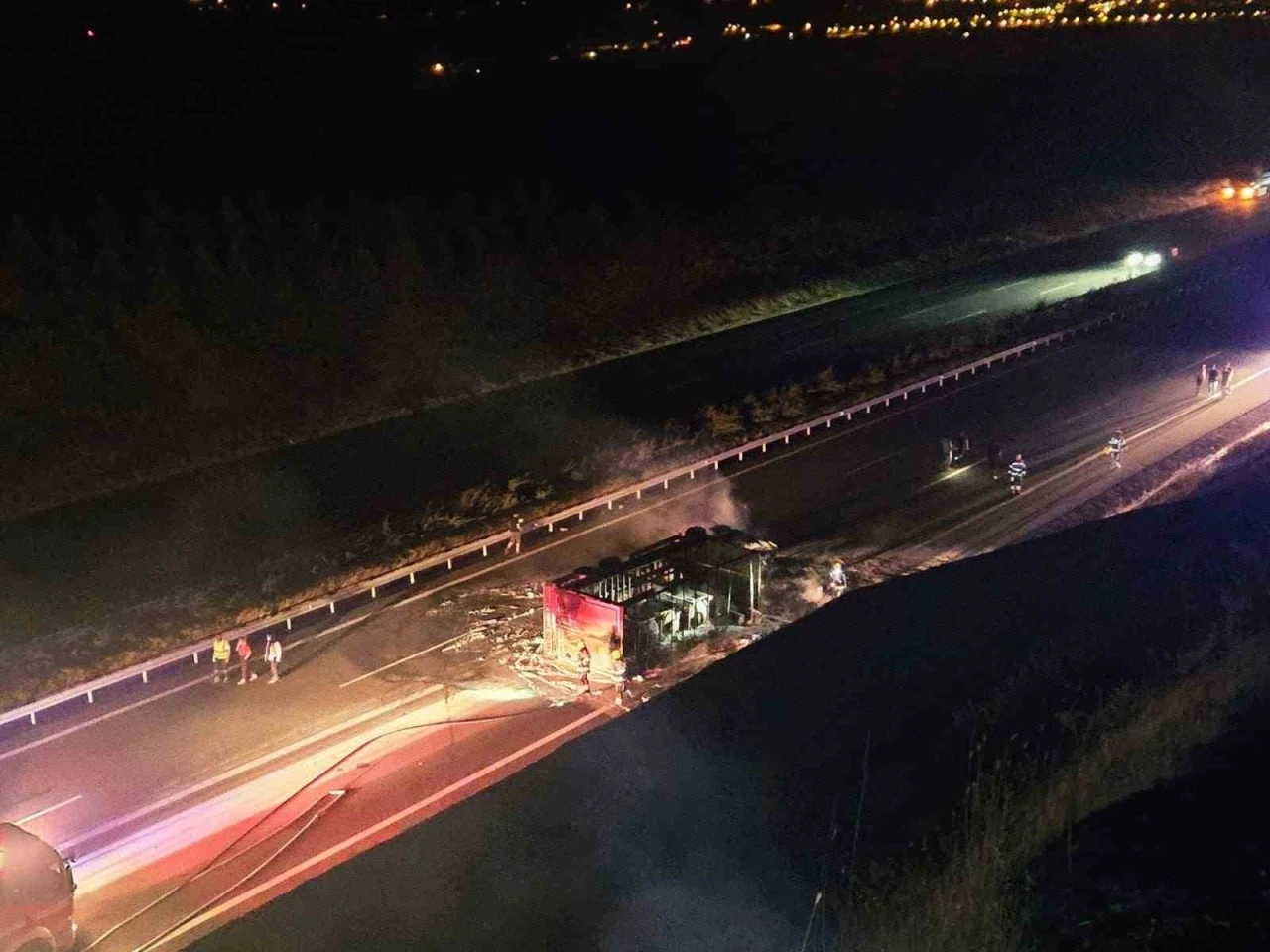 Balıkesir’de otoyolda tır yandı, yangın ormanlık alana sıçradı
