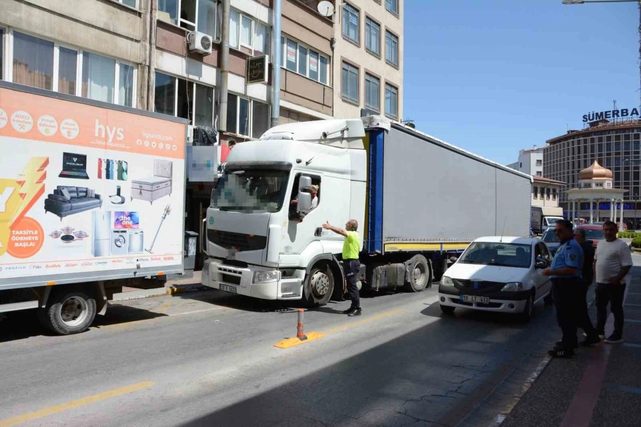 Balıkesir&rsquo;de şehir merkezine giren tır  trafiği fel&ccedil; etti
