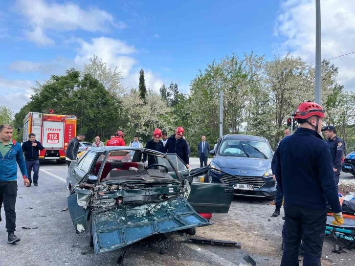 Balıkesir&rsquo;de trafik kazası: 1 &ouml;l&uuml; 5 yaralı
