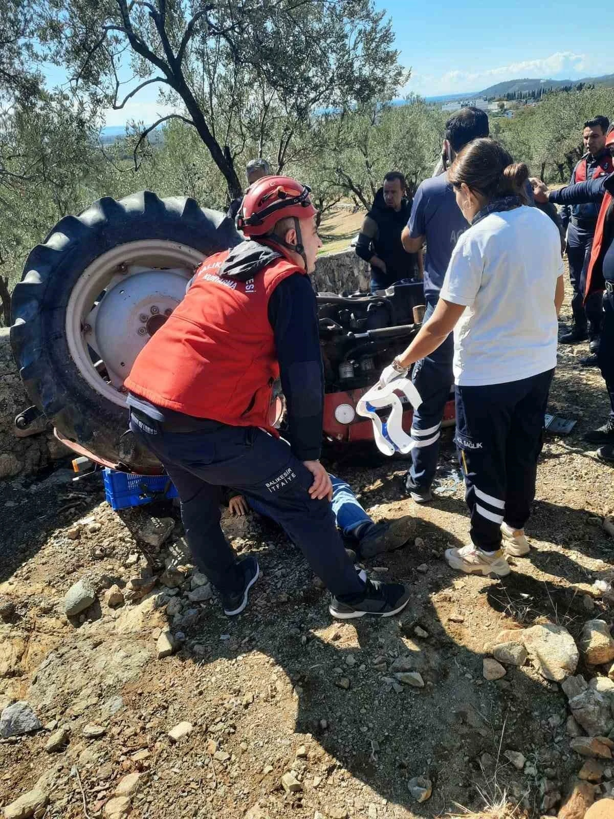 Balıkesir’de traktör devrildi, sürücü yaralandı
