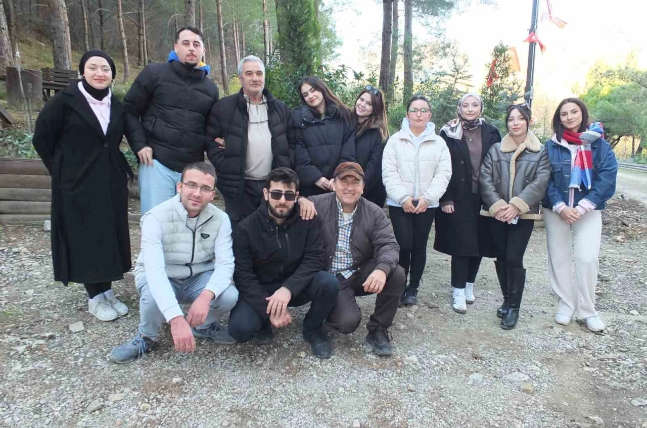 Balıkesir&rsquo;de &uuml;niversiteli gen&ccedil;ler &ccedil;evreci projede g&ouml;rev aldı
