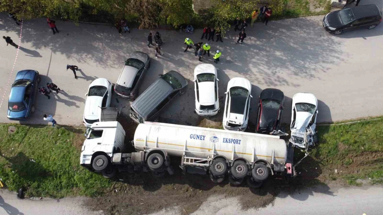 Balıkesir’de yaÄŸ tankeri devrildi, 7 araç hasar gördü