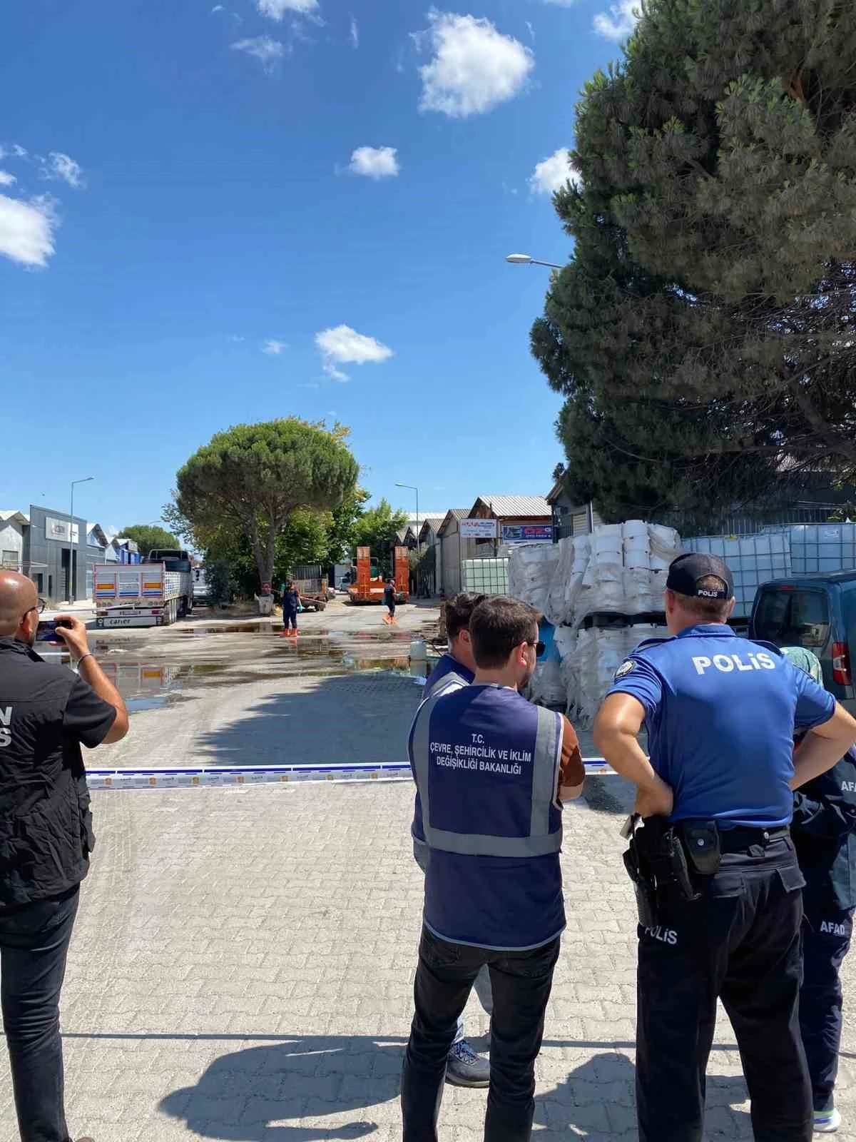 Balıkesir&rsquo;de yere d&ouml;k&uuml;len kimyasal madde kum emdirilerek temizlendi
