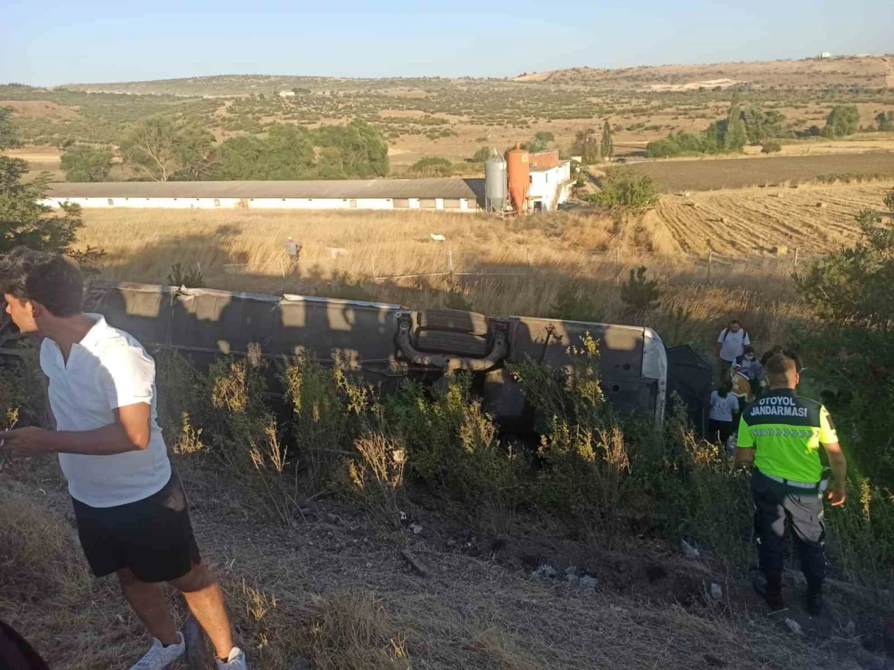 Balıkesir’de yolcu otobüsü devrildi: 1’i ağır 27 yaralı
