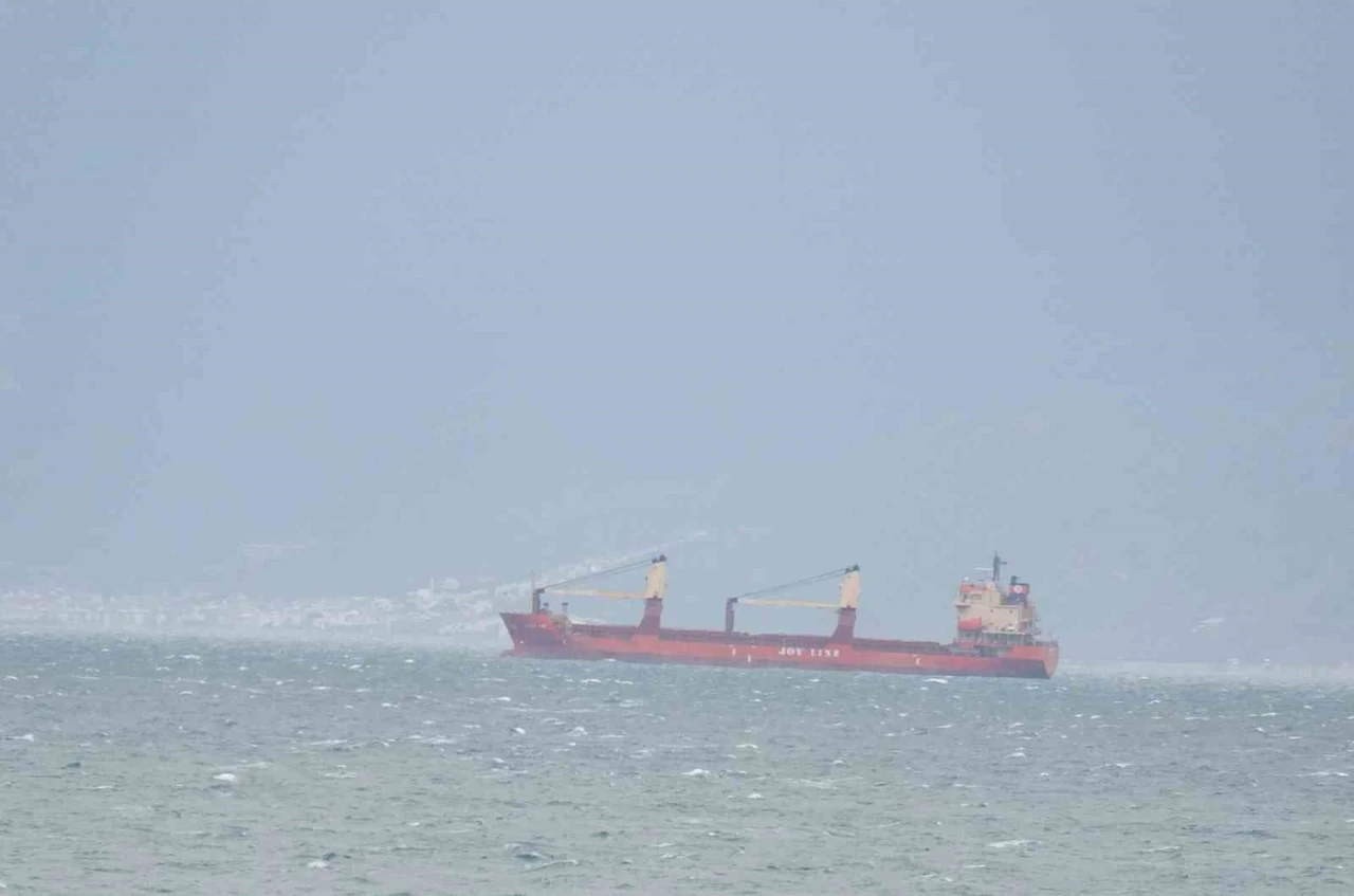 Balıkesir&rsquo;de y&uuml;k gemileri Edremit K&ouml;rfezi&rsquo;ne sığındı
