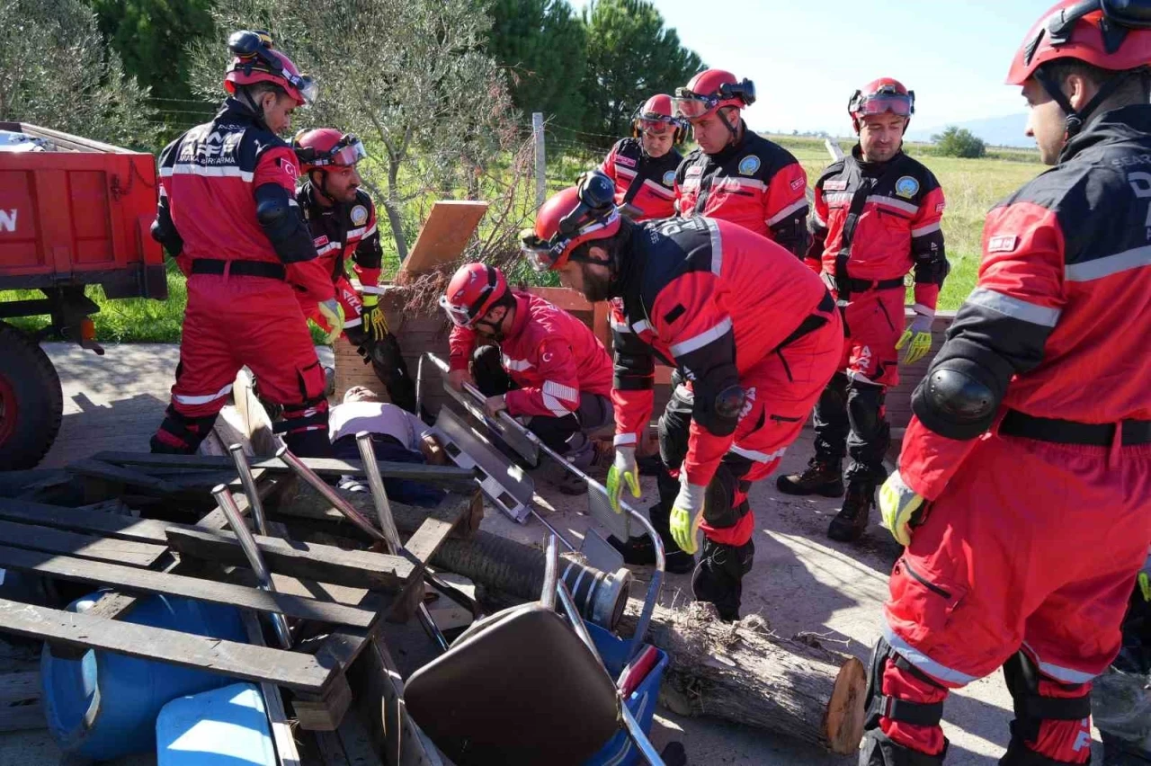 Balıkesir’deki 6.1’lik depremin ardından Koca Seyit Havalimanında ekipler kurtarma tatbikatı yaptı