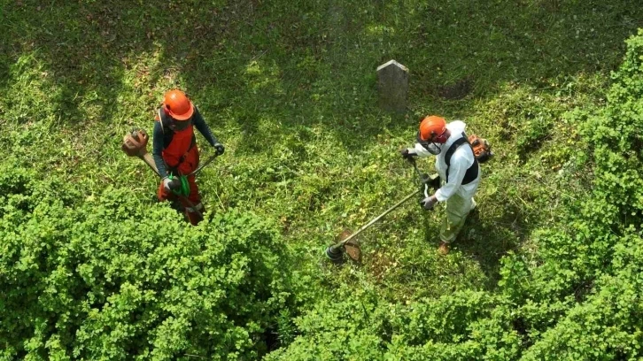 Balıkesir’deki mezarlıklarda bakım ve temizlik çalışmaları başladı
