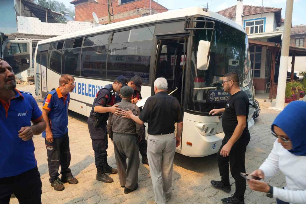 Balıkesir’deki orman yangınında Sarnıç Kırsal Mahallesi boşaltılıyor
