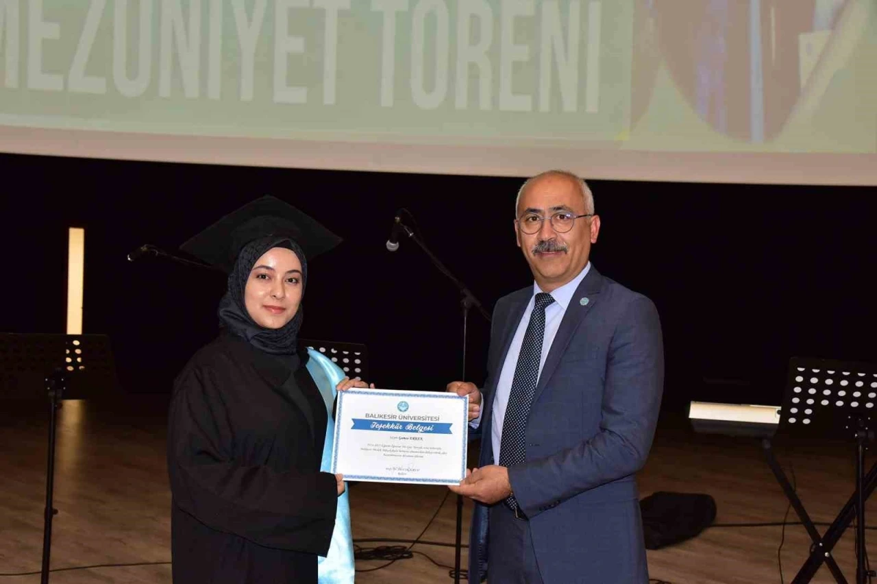 Balıkesir MYO’da mezuniyet sevinci
