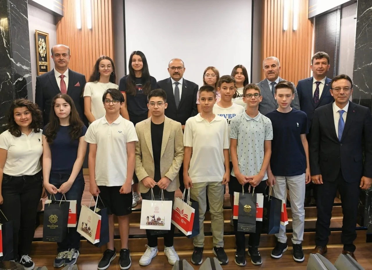 Balıkesir Valisi Ustaoğlu, LGS şampiyonları ödüllendirildi

