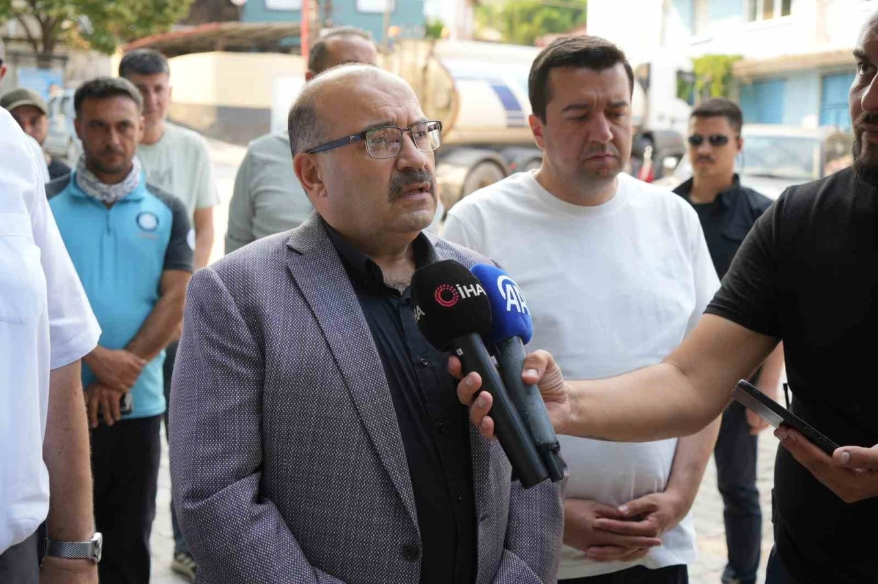 Balıkesir Valisi Ustaoğlu: &quot;Üç ilçemizde 4 mahallede yangınlarla mücadelemiz sürüyor&quot;
