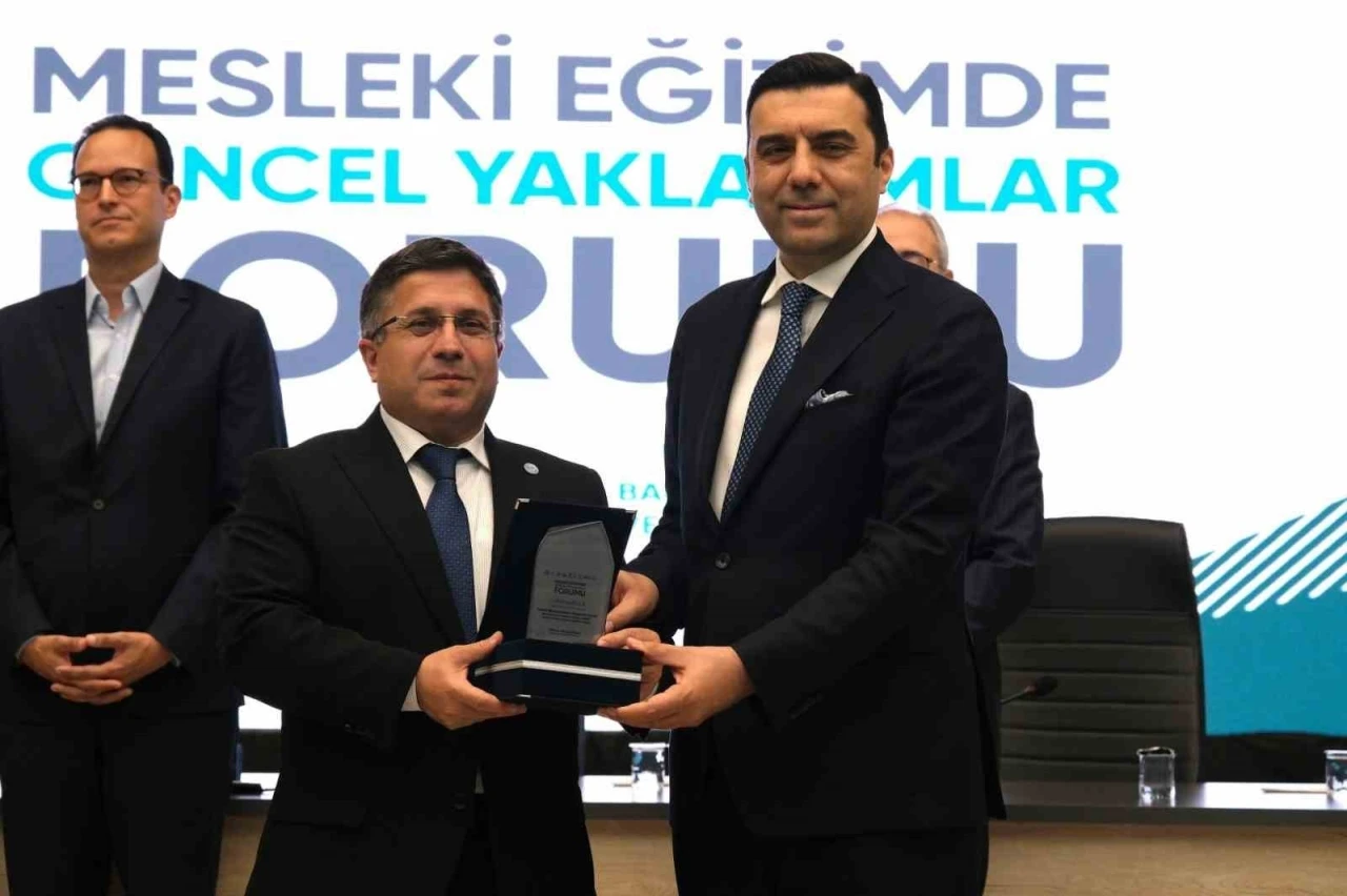 Balıkesirli iş insanları "Mesleki Eğitimde &Uuml;niversite-Sanayi İş Birliği" panelinde &ouml;ğrencilerle buluştu
