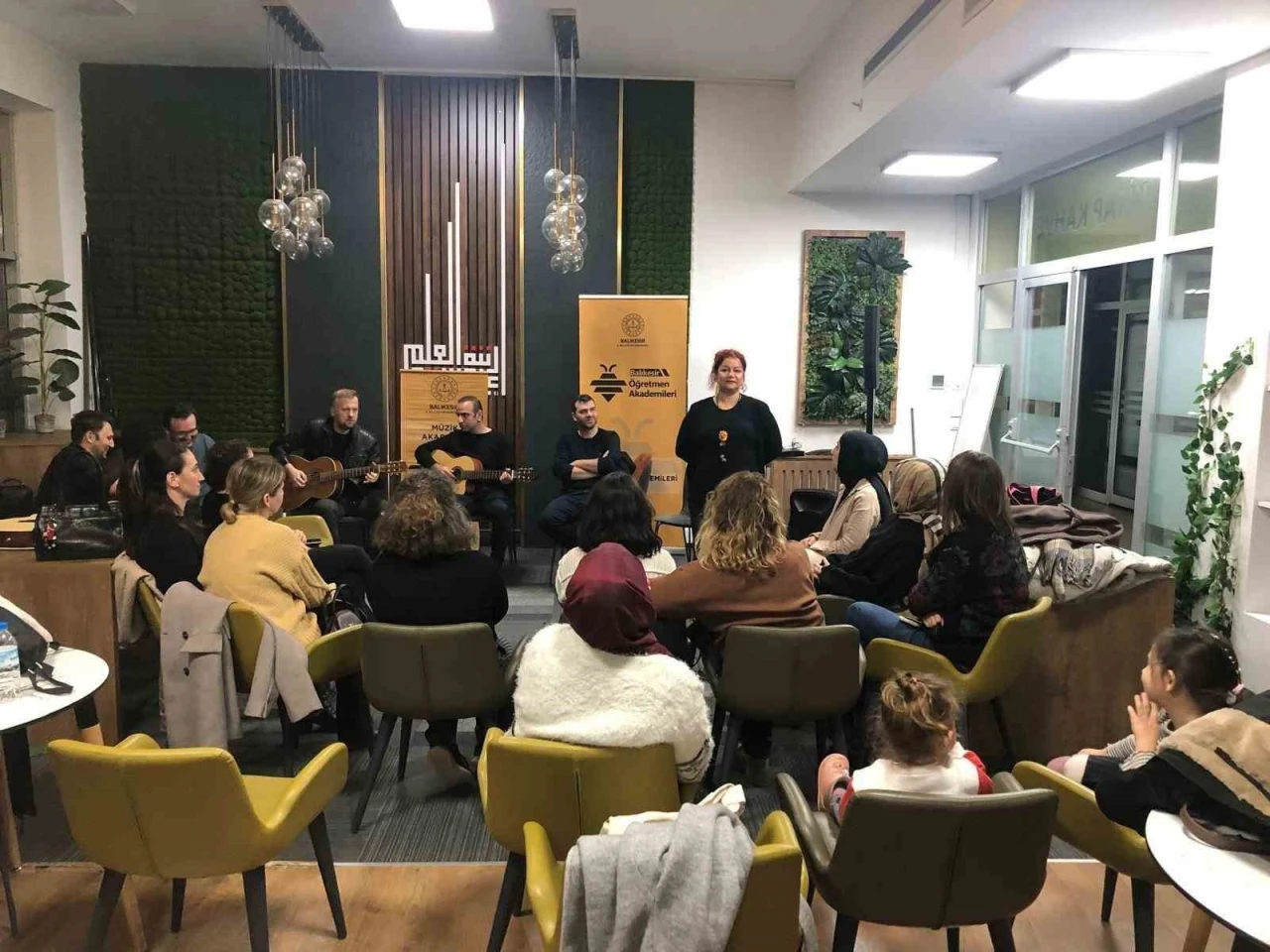 Balıkesirli &ouml;ğretmenler hem &ccedil;aldı, hem s&ouml;yledi
