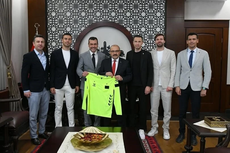 Balıkesirli Süper Lig hakemleri ve gözlemciler Vali Ustaoğlu’nu ziyaret etti

