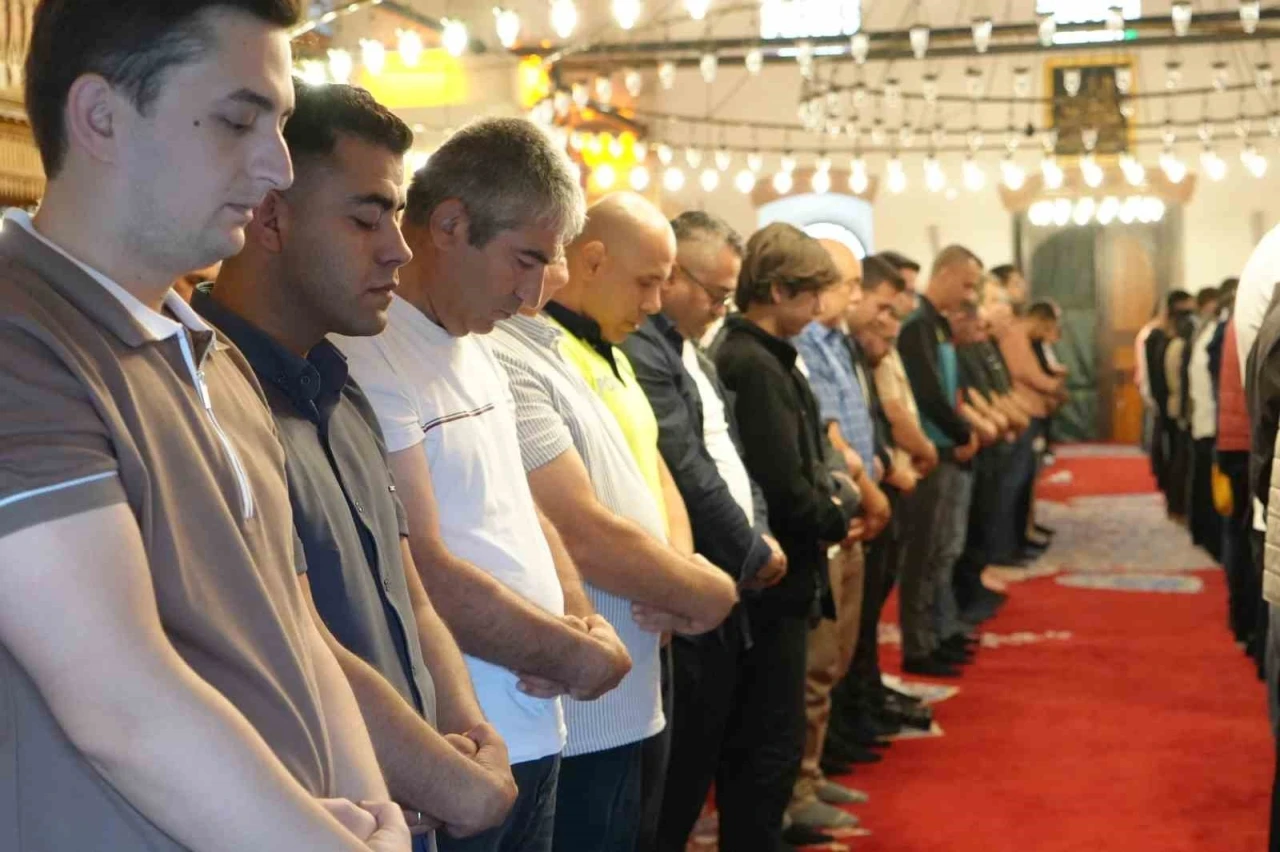 Balıkesirliler, Zağnos Paşa Cami’nde bayramlaştı
