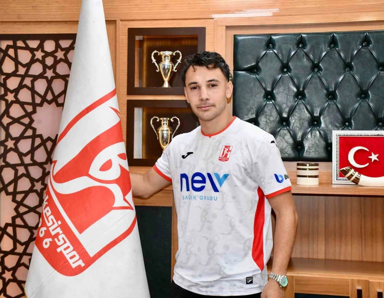 Balıkesirspor i&ccedil; transferde 3 oyuncuyla s&ouml;zleşme imzaladı
