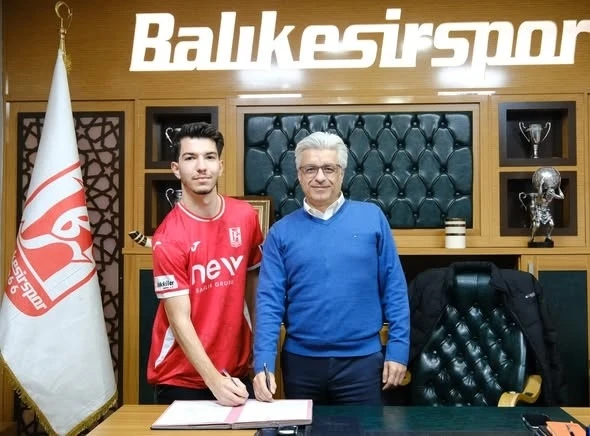 Balıkesirspor, Ozan, H&uuml;seyin Melih ve Mert H&uuml;seyin&rsquo;e imza attırdı
