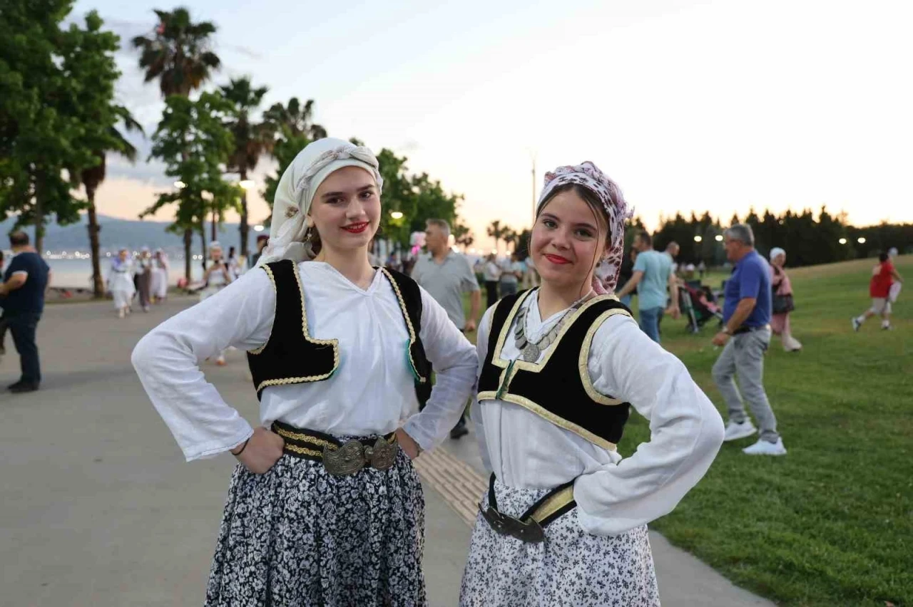 Balkan halk dansları İzmit sokaklarını şölene çevirdi
