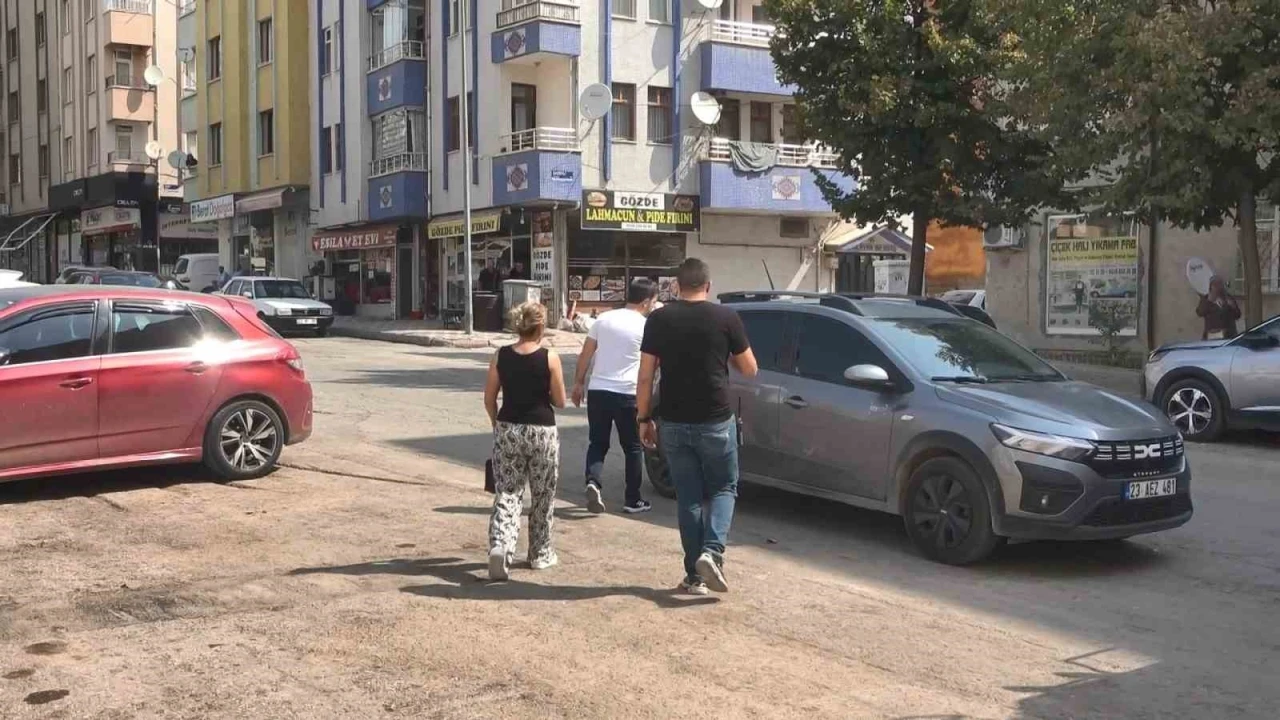 Balkona çıkıp atlamak istedi, polis ekiplerince ikna edildi
