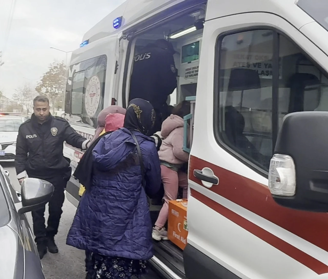 Balkona dökülen soba külü yangına neden oldu: 4 kişi dumandan etkilendi
