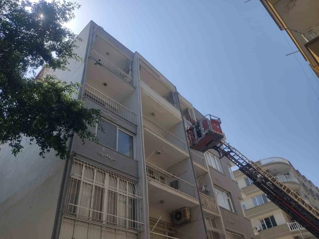 Balkondaki ağda mahsur kalan güvercini itfaiye kurtardı
