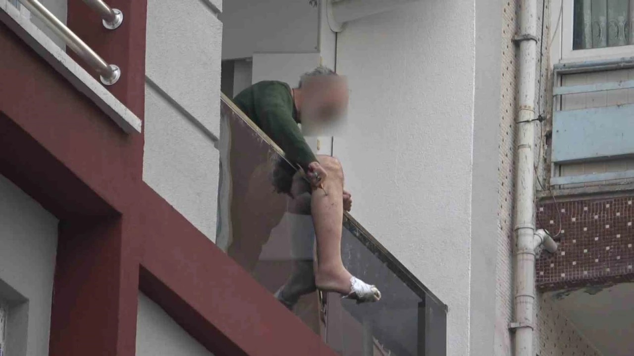 Balkondaki bı&ccedil;aklı kriz &ouml;zel harekat operasyonuyla son buldu
