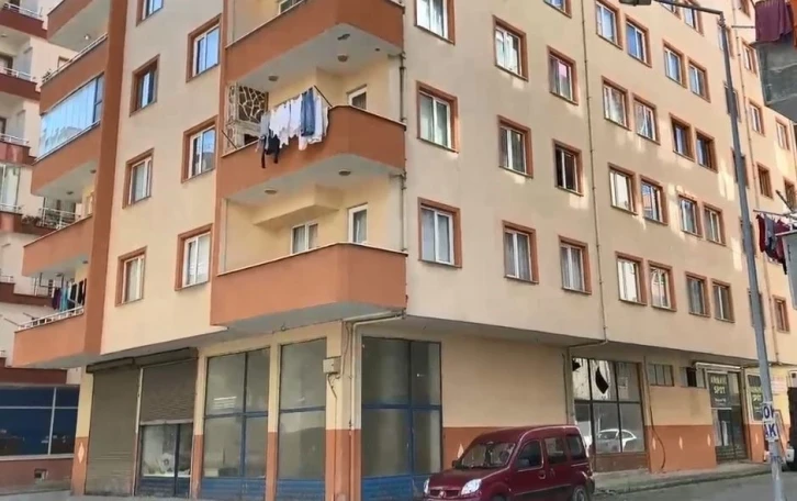 Balkondan d&uuml;şen 16 yaşındaki Eyl&uuml;l yaşam m&uuml;cadelesini kaybetti
