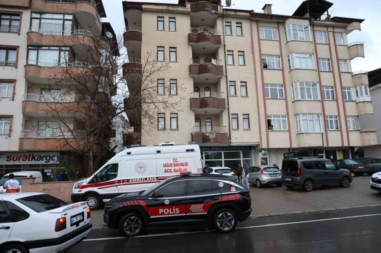 Balkondan düşen kadın hayatını kaybetti
