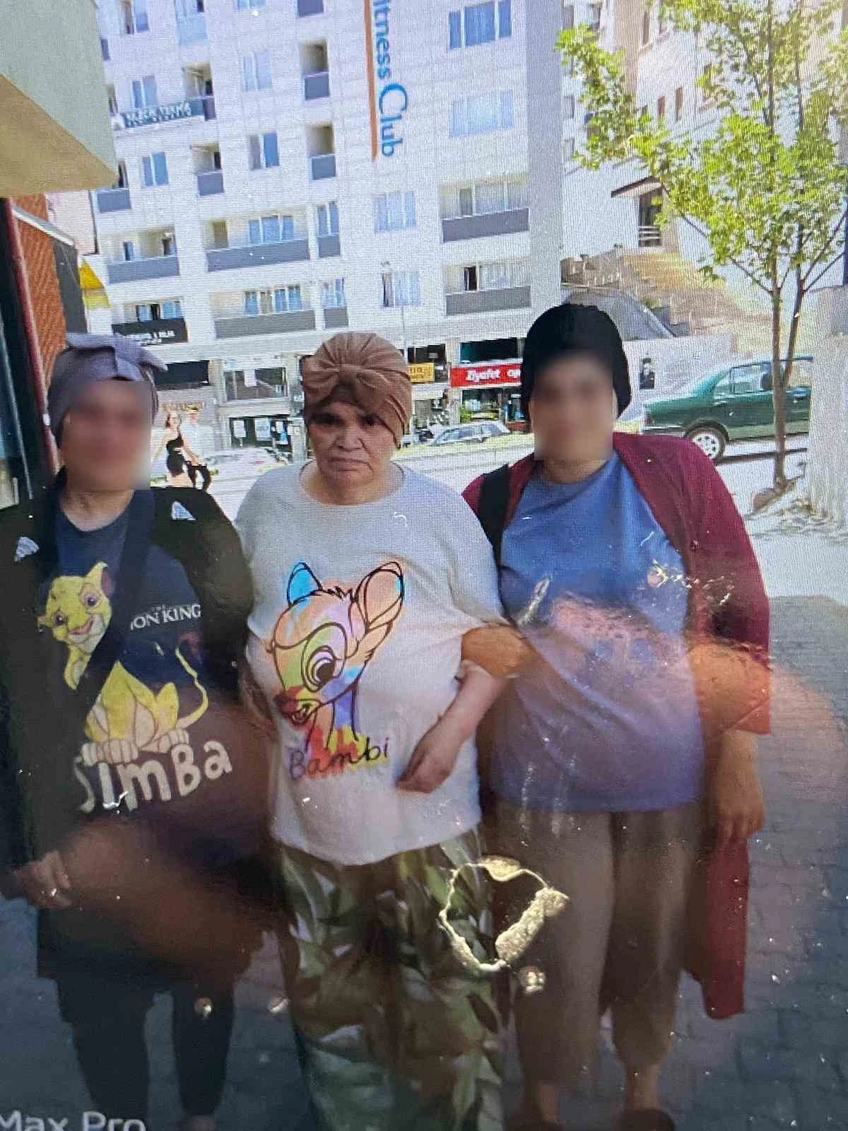 Balkondan düşen kadın hayatını kaybetti
