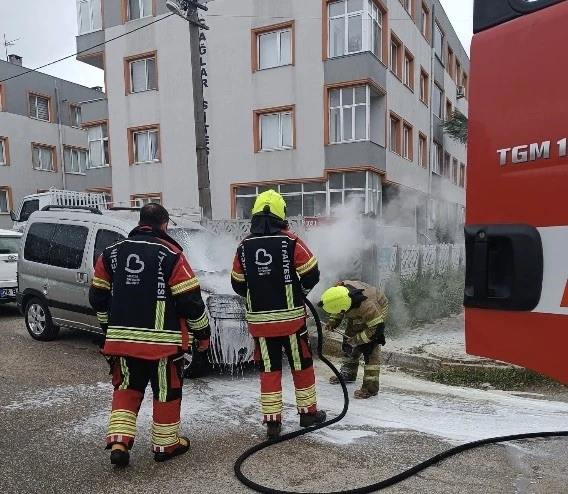 Bandırma’da araç yangını korkuttu
