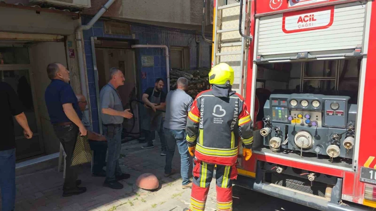 Bandırma&rsquo;da davlumbazdan &ccedil;ıkan yangın mahalleyi ayağa kaldırdı
