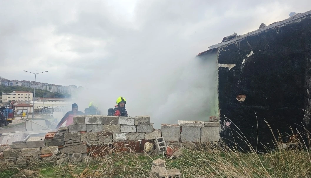 Bandırma&rsquo;da metruk binada soba yangını, 1 kişi dumandan etkilendi
