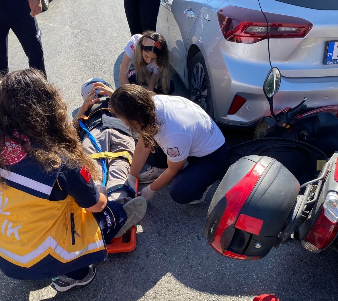 Bandırma’da motosiklet kırmızı ışıkta bekleyen araca çarptı

