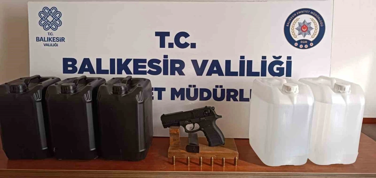 Bandırma’da ruhsatsız silah ve etil alkol ele geçirildi
