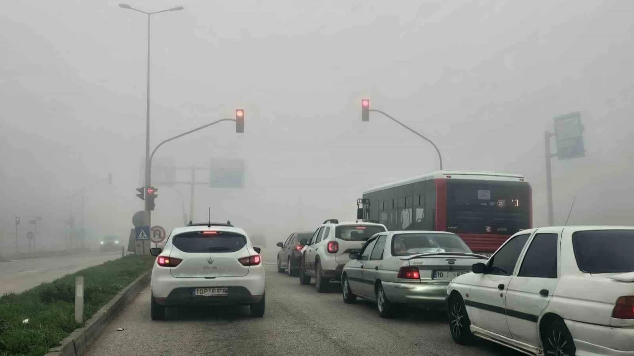 Bandırma’da sabah saatlerinde yoğun sis etkili oldu
