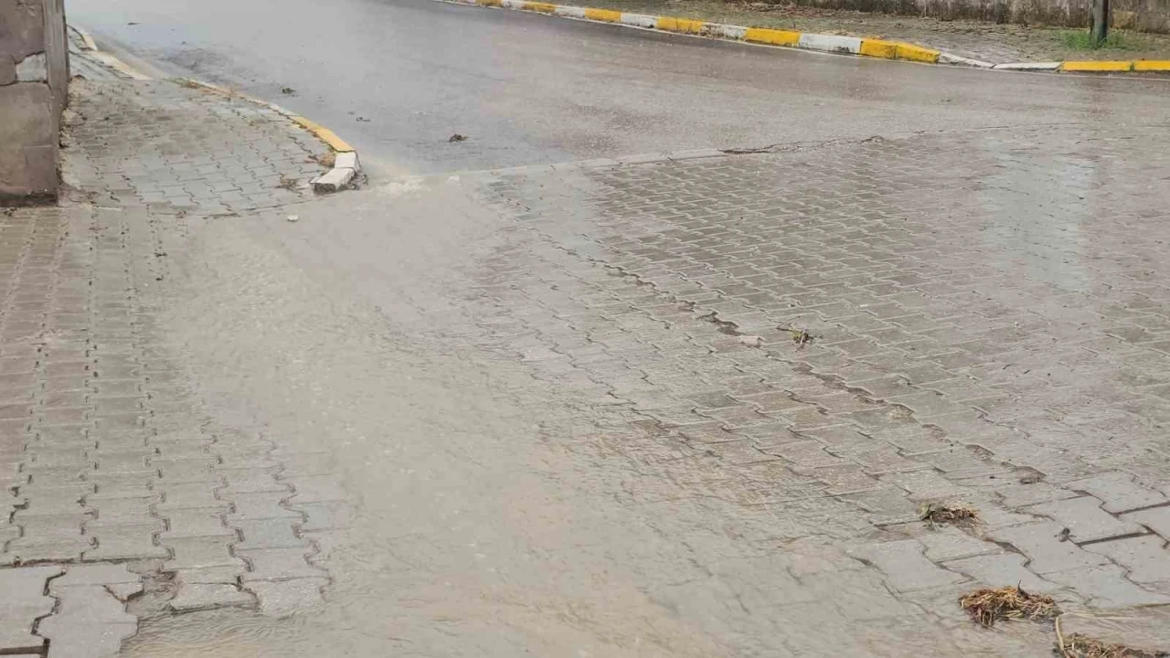 Bandırma’da sağanak yağış sele neden oldu...Vatandaşlar zor anlar yaşadı
