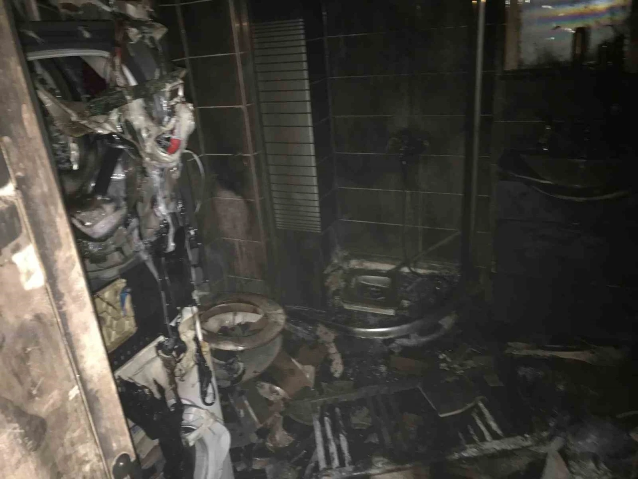 Bandırma’da, yangında evde uyuyan kadın ve 3 kedi kurtarıldı
