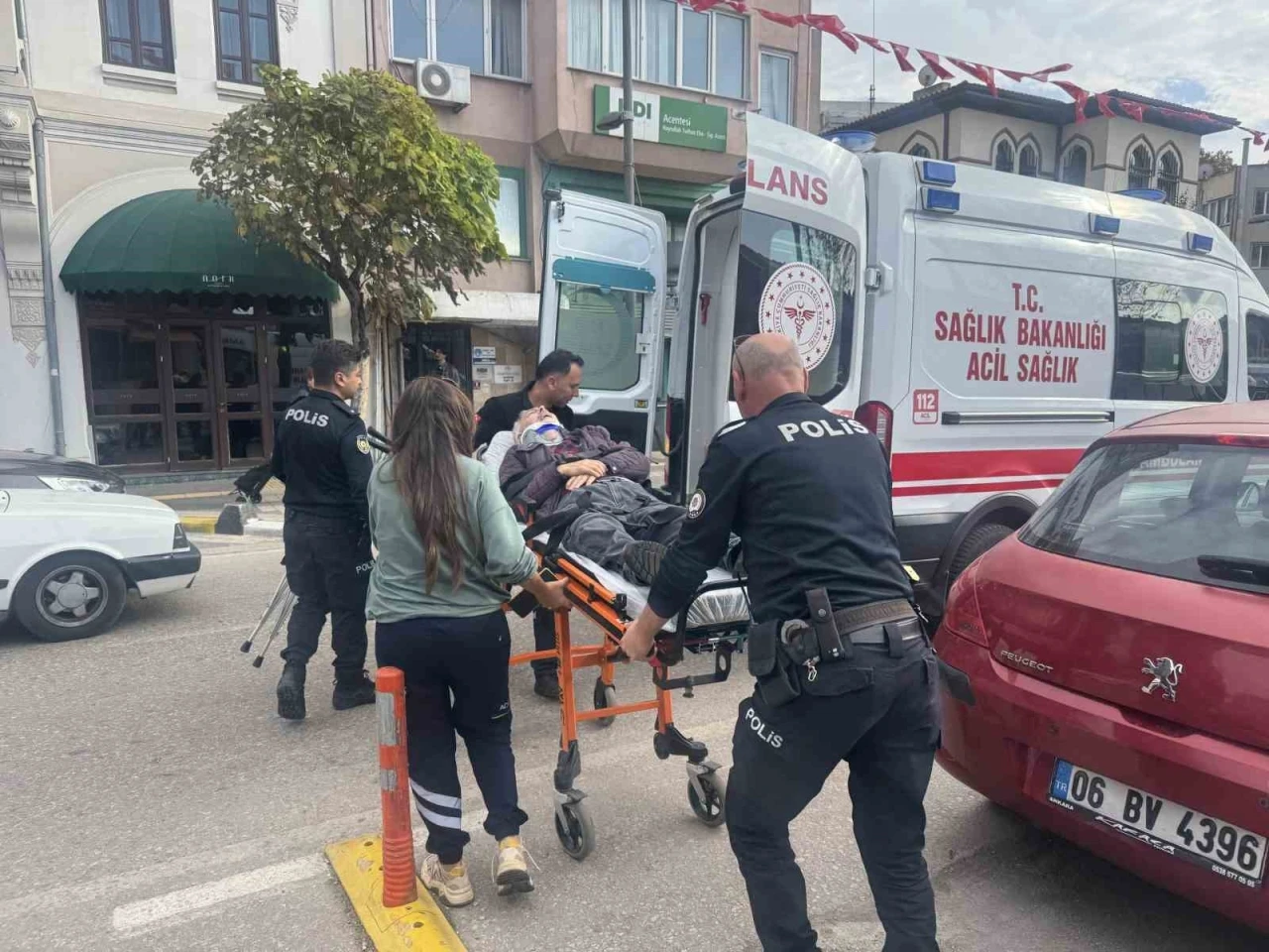 Bandırma’da yaÅŸlı adam fenalaÅŸarak hastaneye kaldırıldı