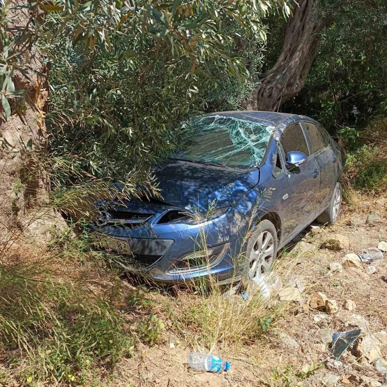 Bandırma Edincik&rsquo;te tek taraflı trafik kazası: 2 kişi hafif yaralandı
