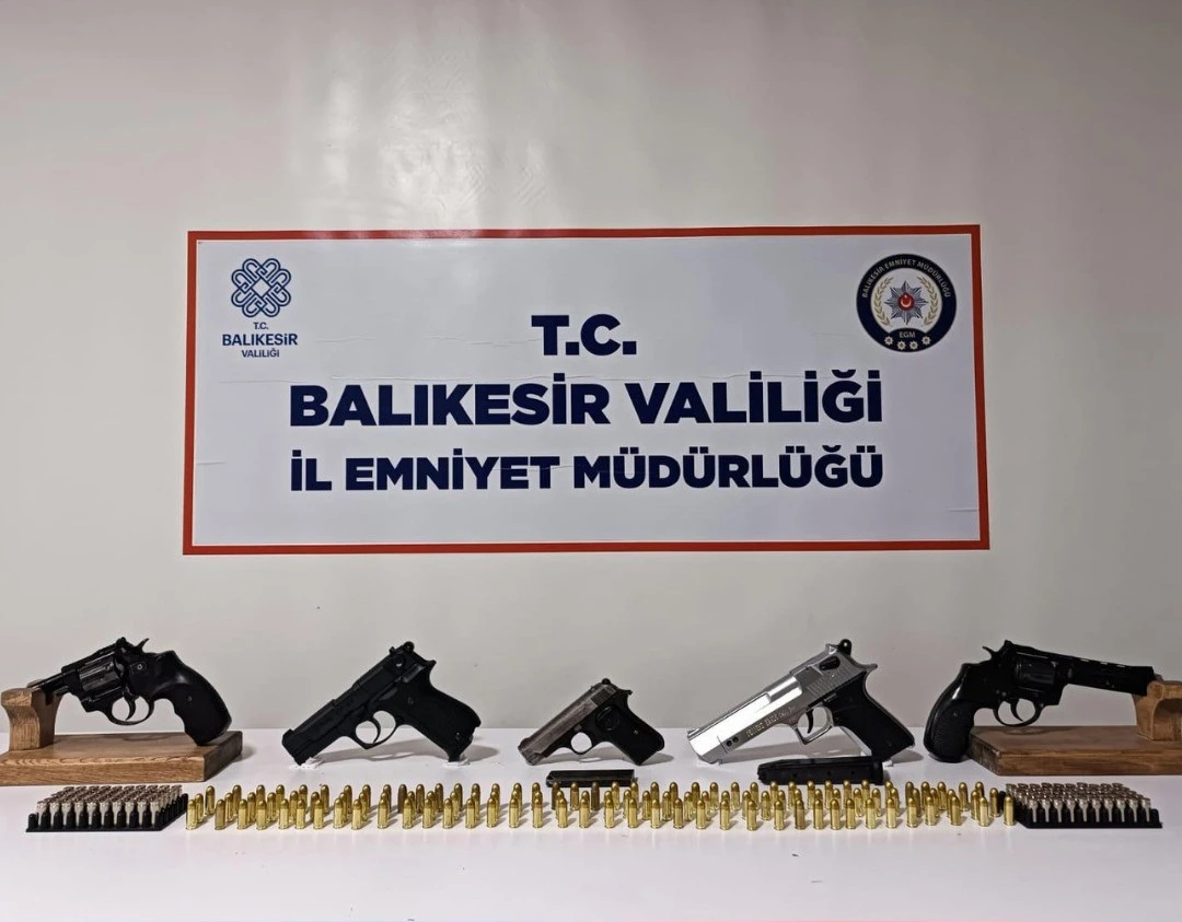 Bandırma Emniyeti&rsquo;nden g&uuml;venlik raporu, 186 ruhsatsız silah ele ge&ccedil;irildi
