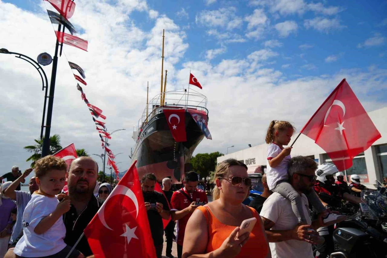 Bandırma Vapuru karadan y&uuml;r&uuml;t&uuml;lerek yeni yerine taşındı: Mehter marşı ile karşılandı

