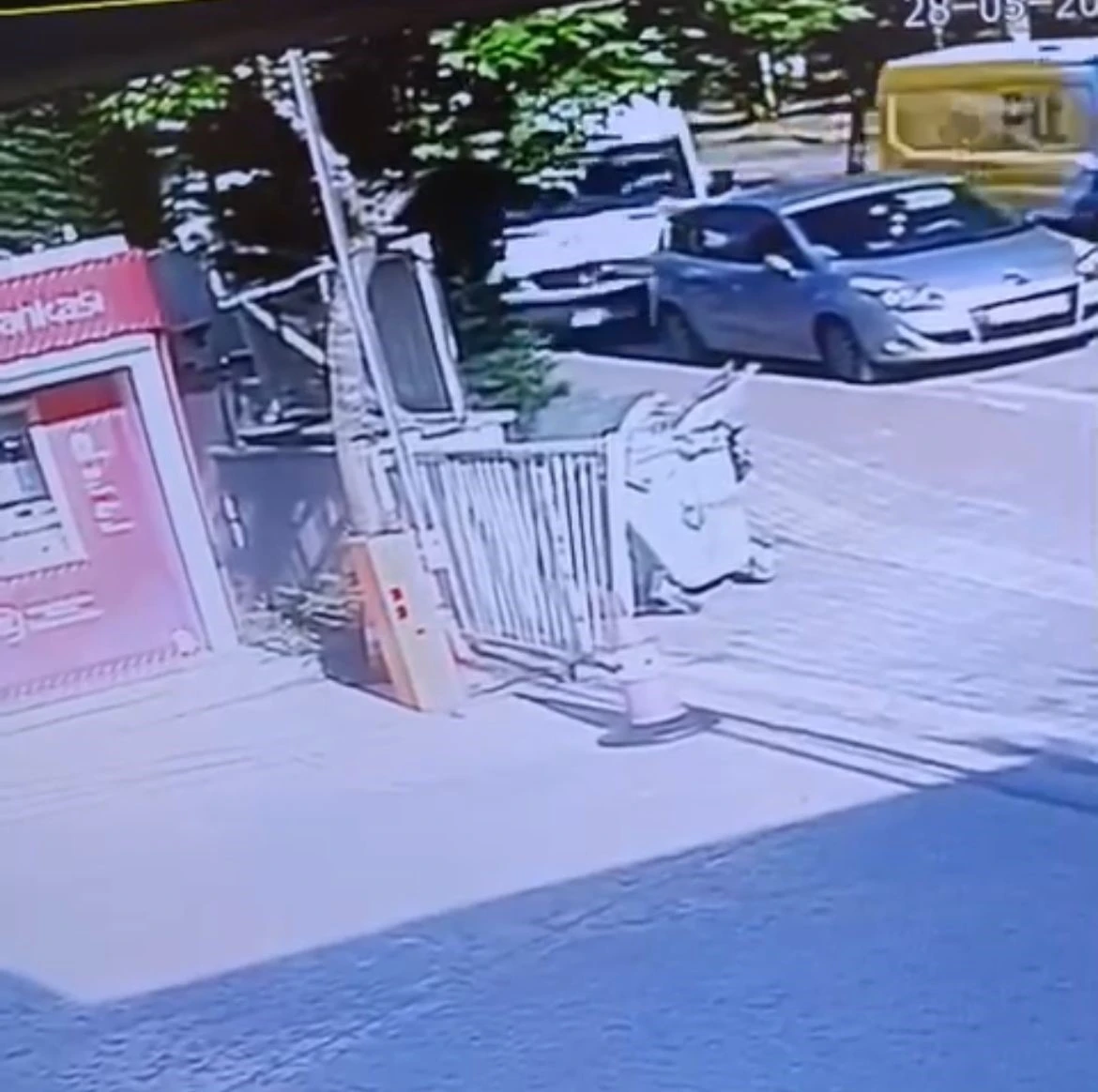 Bankamatikten para çekti, servis aracının altında kaldı...O anlar kamerada
