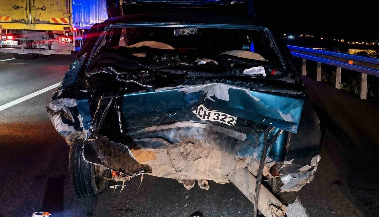 Bankette duran otomobile &ccedil;arpan ara&ccedil; hurdaya d&ouml;nd&uuml;: 6 yaralı
