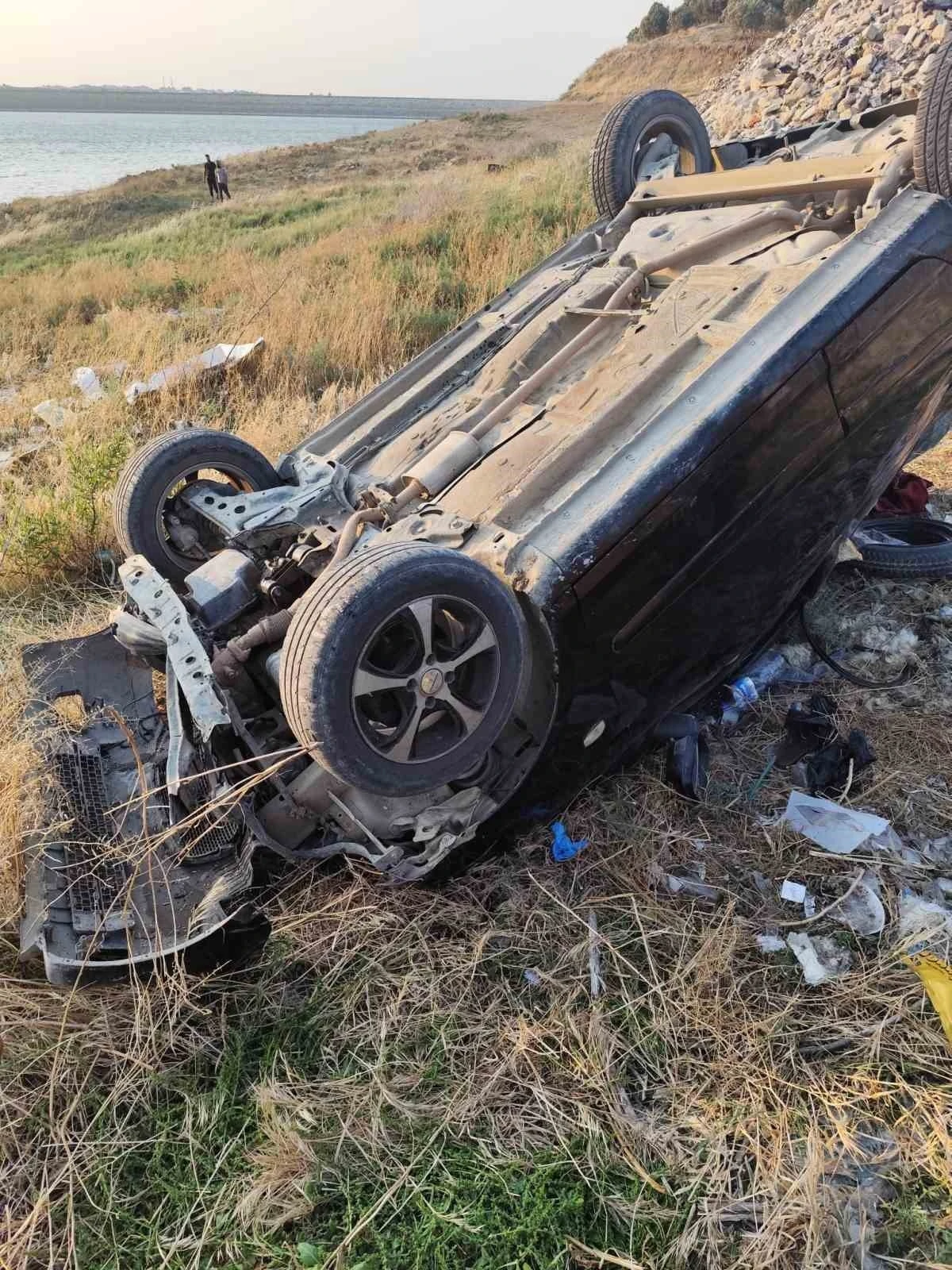 Baraj kenarına uçan otomobildeki 3 kişi yaralandı
