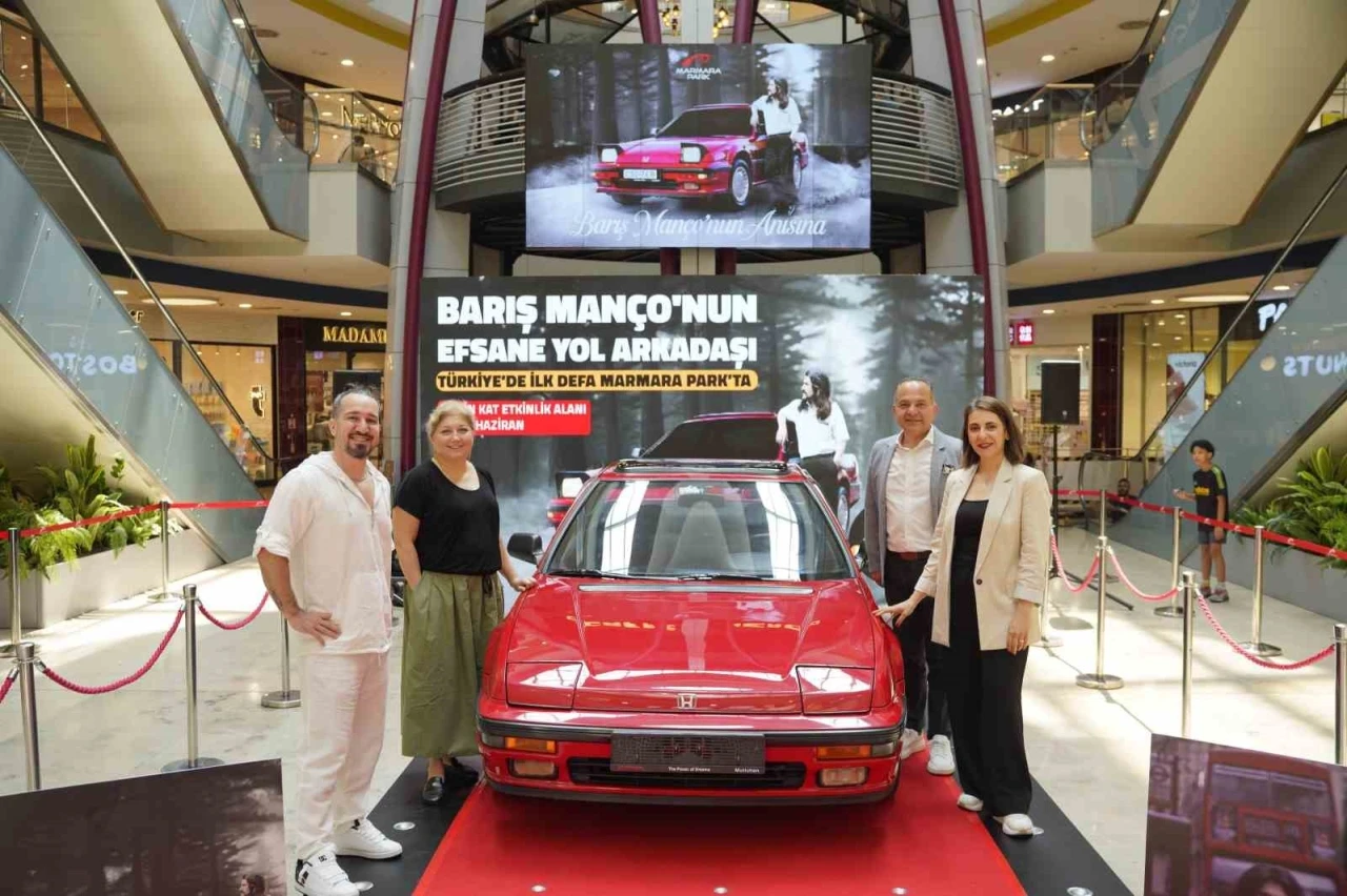 Barış Manço’nun kırmızı spor otomobili ziyaretçileriyle buluştu
