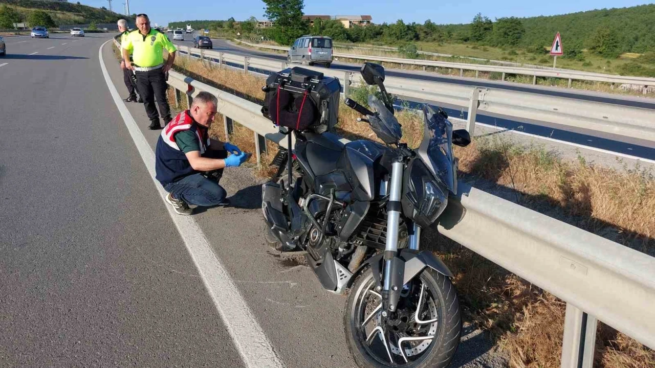 Bariyere çarpan motosiklet 400 metre sürüklendi, sürücü hayatını kaybetti: Kaza anı kamerada
