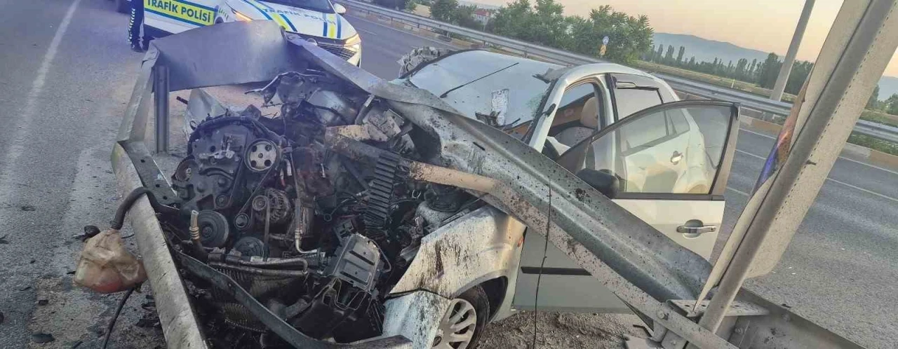 Bariyere çarpan otomobil hurdaya döndü
