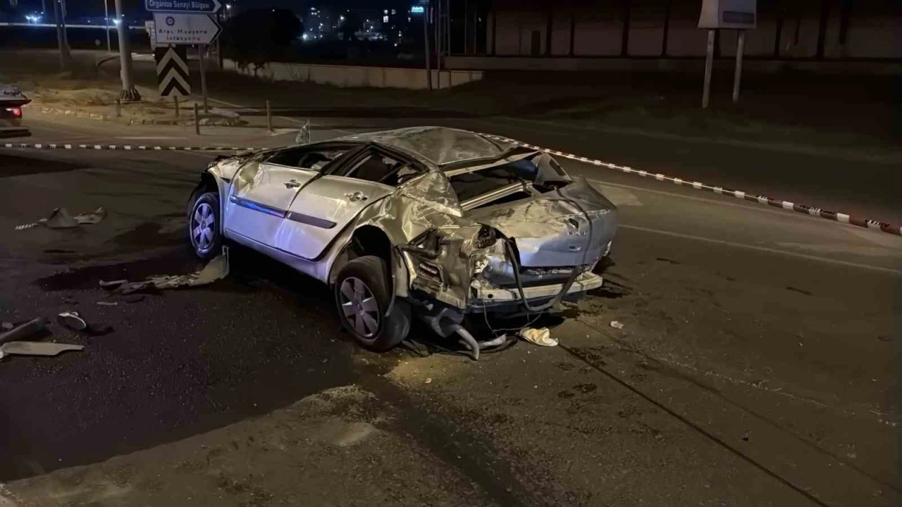 Bariyere çarpan otomobil metrelerce sürüklendi: 1 ölü, 1 yaralı
