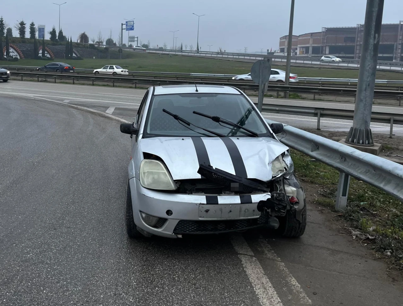 Bariyere &ccedil;arpan otomobildeki 2 kişi yaralandı
